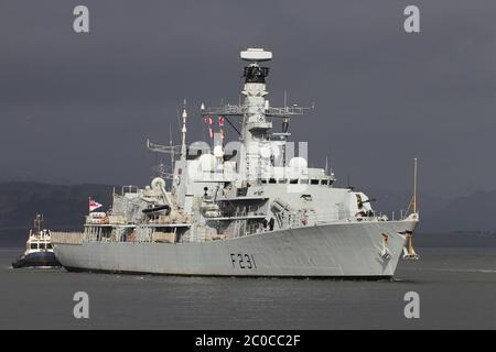 Das Clyde Marine Services Schlepper Bruiser begleitet die Royal Navy Fregatte HMS Argyll (F231) auf den Clyde für einen Hafenbesuch in Glasgow. Stockfoto