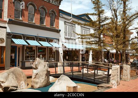 Boulder, Colorado - 27. Mai 2020: Kinderspielplatz mit Kletterfelsen und Fußgängerbrücke in der Pearl Street Mall. Stockfoto