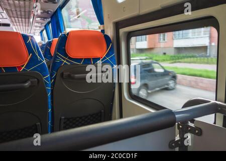 Bus Sitz. Transport, Autofahrten, Tourismus und Ausrüstung Konzept - touristischen Salon und Busstellen. Leere Plätze im Touristenbus. Stockfoto