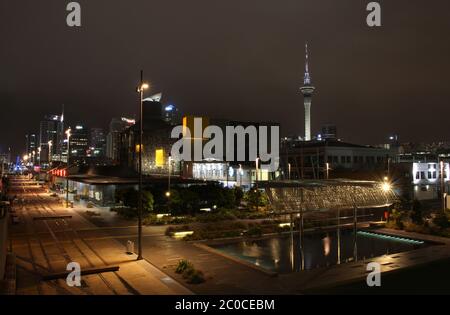 Atemberaubende Aufnahme des leeren Hafens von Auckland mit Sky Tower im Hintergrund Stockfoto