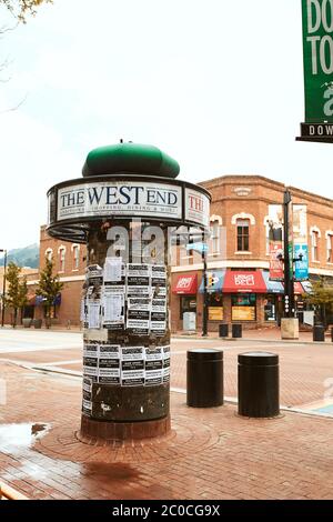 Boulder, Colorado - 27. Mai 2020: Flyer und Werbung auf Wegweiser entlang der Pearl Street Mall Stockfoto