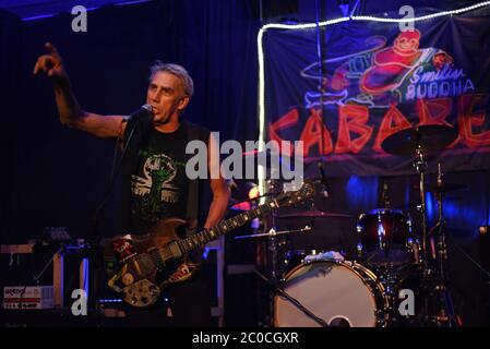 Die altgediente Punk-Rockband DOA Sänger und Gitarrist Joe Keithley führt bei einer Albumeinführung im SBC, einem Nachtclub auf dem Gelände des alten Smilin, eine Solo-Show auf Stockfoto