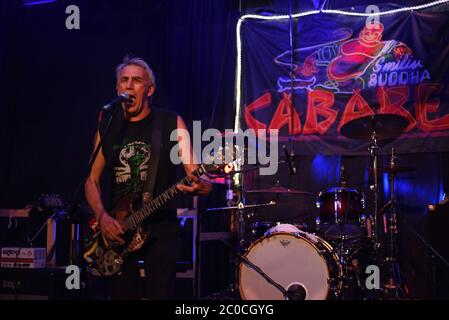 Die altgediente Punk-Rockband DOA Sänger und Gitarrist Joe Keithley führt bei einer Albumeinführung im SBC, einem Nachtclub auf dem Gelände des alten Smilin, eine Solo-Show auf Stockfoto