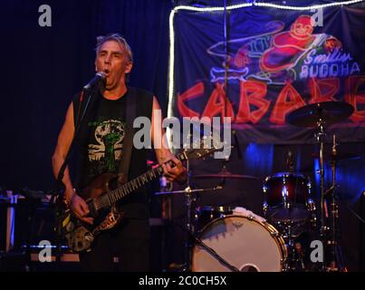 Die altgediente Punk-Rockband DOA Sänger und Gitarrist Joe Keithley führt bei einer Albumeinführung im SBC, einem Nachtclub auf dem Gelände des alten Smilin, eine Solo-Show auf Stockfoto