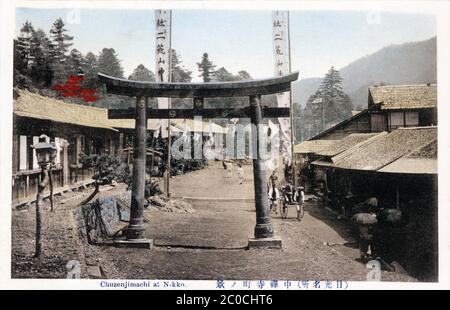 [ 1900er Japan - Torii-Tor in Chuzenji ] - Heiliger Bronze Torii-Tor in Chuzenjimachi (中禅寺町) am Fuße des Berges Nantai (男体山, Nantai-san), auch bekannt als Futara-san (二荒山), in Nikko, Präfektur Tochigi. Vintage-Postkarte des 20. Jahrhunderts. Stockfoto