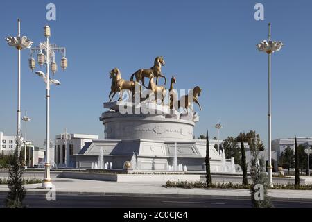 Aschgabat, Turkmenistan - Oktober, 15 2014: Skulpturale Komposition zu schnellen Pferden im Park. Aschkhabad, Oktober 15 2014. Turkm Stockfoto