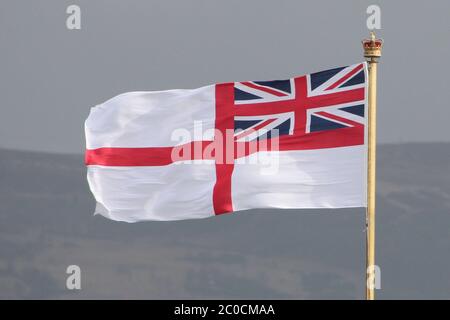 Das britische White Ensign, geflogen von HMS Argyll (F231), einer Duke-Klasse (Typ 23) Fregatte der Royal Navy. Stockfoto