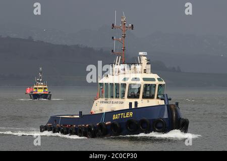 Das Clyde Marine Services Schlepper Battler und die Mod Police starten MDP Condor, vorbei an Greenock, als sie HMS Argyll nach Glasgow eskortieren. Stockfoto