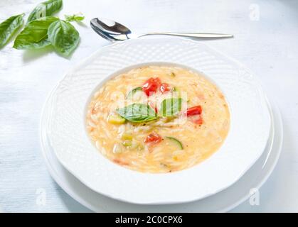 Nudelsuppe mit Karotten, Kartoffeln und zucchini Stockfoto