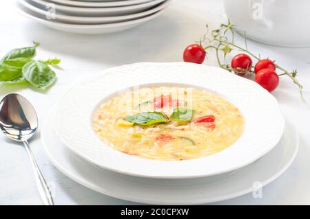 Nudelsuppe mit Karotten, Kartoffeln und zucchini Stockfoto
