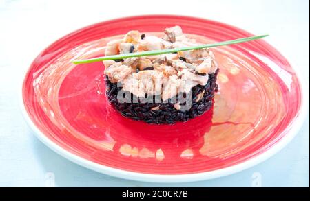 Schwarzer Reis mit Lachs Sahne und Petersilie Stockfoto