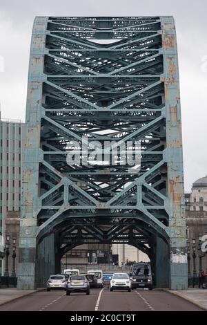Newcastle upon Tyne, England. - 11. Mai 2020: Montag Morgen Verkehr über die Tyne Brücke, wie die Menschen zurück zur Arbeit an diesem Morgen nach Bori Stockfoto
