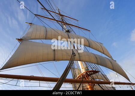 Mast mit Segeln eines hohen Schiffes mit quadratischer Takelage, Blick von unten Stockfoto