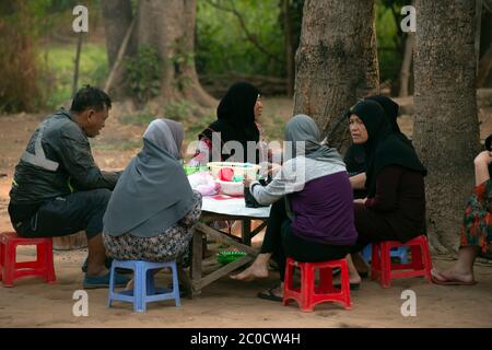 Eine Gruppe von einheimischen, ethnischen Cham Menschen Frühstück in ihrem Dorf in der Nähe von Chau Doc, Südvietnam. Stockfoto