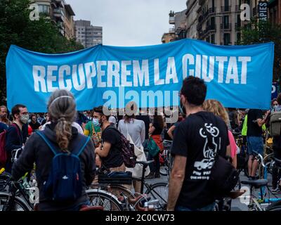 Barcelona, ​​Catalonia, Spanien. Juni 2020. Hunderte von Menschen demonstrierten an diesem Donnerstagabend im Zentrum von Barcelona, um eine drastische Reduzierung der privaten Fahrzeuge und mehr Platz für Fußgänger und Radfahrer zu fordern. Die Plattform ‘Let's get our City back’ will, dass die Verwaltungen die Erfahrung der Einspernung nutzen, um die Förderung des öffentlichen und nicht umweltschädlichen Verkehrs sowie des Gehens zu beschleunigen. Sie sagen, dass die Verringerung der Umweltverschmutzung die Gesundheit der Bürger verbessern wird. Kredit: ©Dani Codina/ Alamy Live News Stockfoto