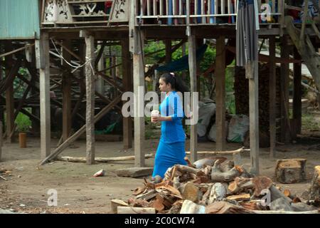 Eine junge, indigene, ethnische Cham-Frau, die in ihrem Dorf in der Nähe von Chau Doc, Südvietnam, spazierengeht. Stockfoto