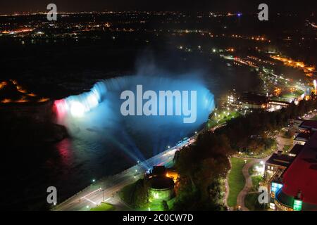 Luftaufnahme der Niagarafälle bei Nacht beleuchtet Stockfoto