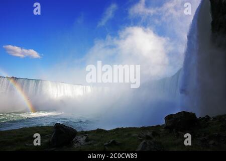 Niagarafälle, Blick vom Fluss unter den Wasserfällen, mit Regenbogen Stockfoto