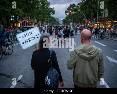 Barcelona, ​​Catalonia, Spanien. Juni 2020. Hunderte von Menschen demonstrierten an diesem Donnerstagabend im Zentrum von Barcelona, um eine drastische Reduzierung der privaten Fahrzeuge und mehr Platz für Fußgänger und Radfahrer zu fordern. Die Plattform ‘Let's get our City back’ will, dass die Verwaltungen die Erfahrung der Einspernung nutzen, um die Förderung des öffentlichen und nicht umweltschädlichen Verkehrs sowie des Gehens zu beschleunigen. Sie sagen, dass die Verringerung der Umweltverschmutzung die Gesundheit der Bürger verbessern wird. Kredit: ©Dani Codina/ Alamy Live News Stockfoto