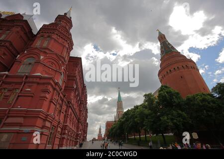 Geschichtsmuseum und Arsenal-Eckturm auf dem Roten Platz in Moskau, Russland Stockfoto
