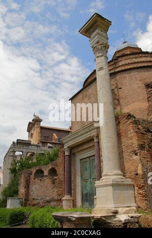 Romulus-Tempel (Basilika Santi Cosma e Damiano) im Forum Romanum, Seitenansicht Stockfoto