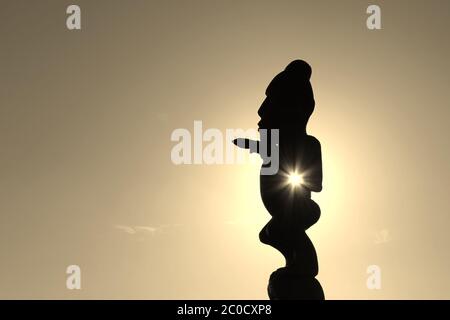 Mystic Māori Statue in atmosphärischem Licht Stockfoto