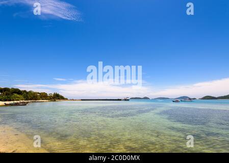 Meer in der Nähe der Brücke Pier am Laem Panwa Cape in Phuket, Thailand Stockfoto