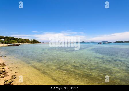 Meer in der Nähe der Brücke Pier am Laem Panwa Cape in Phuket, Thailand Stockfoto