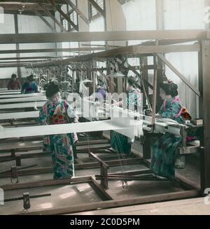 [ 1900er Japan - Japanische Seidenfabrik ] - Frauen im Kimono Webseide in einer japanischen Seidenfabrik. Vintage-Glasrutsche aus dem 20. Jahrhundert. Stockfoto