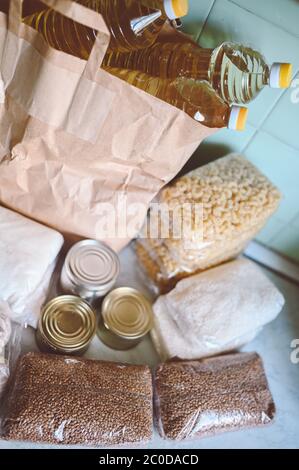 Freiwillige Spende verschiedene Produkt-Set für arme oder ältere Menschen. Pandemie Coronavirus Nahrungsmittelknappheit. Lebensmittelspenden oder Lieferkonzept auf Küche Stockfoto