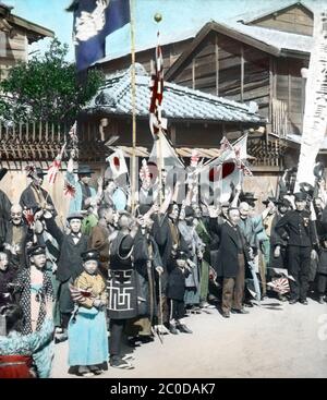 [ 1900er Japan - Russisch-Japanischer Krieg ] - Familie und Freunde Abschied von Soldaten gehen in den Krieg während des Russisch-Japanischen Krieges (1904-1905), 1904 (Meiji 37). Sie winken aufsteigende Sonnenfahnen (旭日旗, Kyokujitsu-KI). Die Flagge wird immer noch als japanisches Flottenensign (軍艦旗, Gunkanki) verwendet. Vintage-Glasrutsche aus dem 20. Jahrhundert. Stockfoto