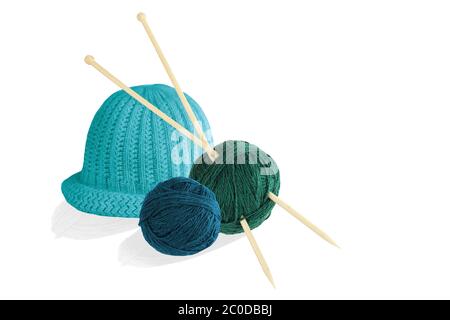 Zwei Wollkugeln mit Stricknadeln und Kappe isoliert auf weißem Hintergrund Stockfoto