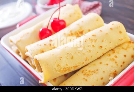 Pfannkuchen mit Kirschen Stockfoto