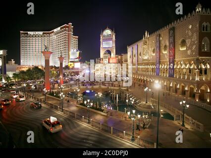 Las Vegas Strip mit Venetian Hotel und Treasure Island Hotel Night Stockfoto