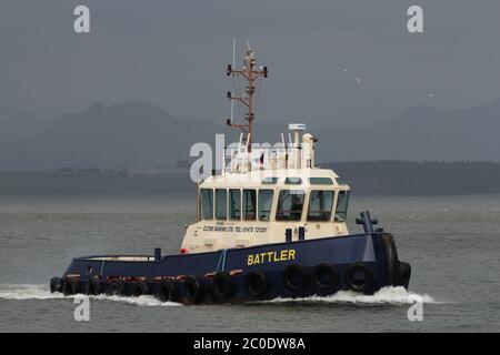 Das Clyde Marine Services Schlepper Battler, vorbei an Greenock, als sie HMS Argyll (F231) auf den Clyde begleitet für einen Hafenbesuch nach Glasgow. Stockfoto