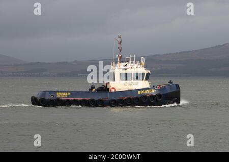 Die Clyde Marine Services Schlepper Bruiser, vorbei an Greenock, als sie begleitet HMS Argyll (F231) auf der Clyde für einen Hafenbesuch nach Glasgow. Stockfoto