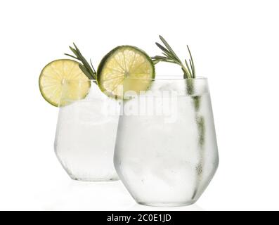 Gin und Tonic Cocktail mit Limette auf weißem Hintergrund. Stockfoto