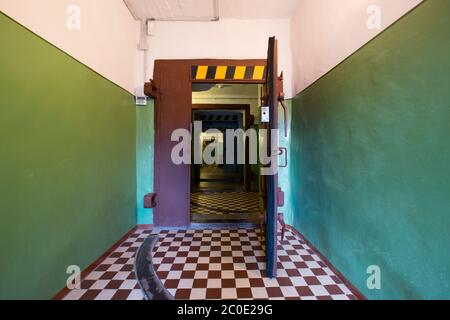 Der Haupteingang, eine schwere Stahltür zu einem Bunker. Im Museum des Kalten Krieges in Plokštinė, Litauen. Stockfoto