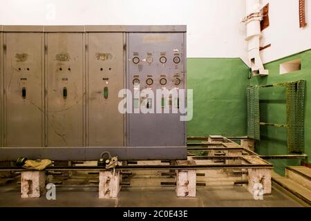 Ein ausgenutete Stromkasten im Elektroraum. Im Museum des Kalten Krieges in Plokštinė, Litauen. Stockfoto