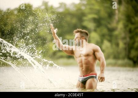 muskulöser Mann See Stockfoto