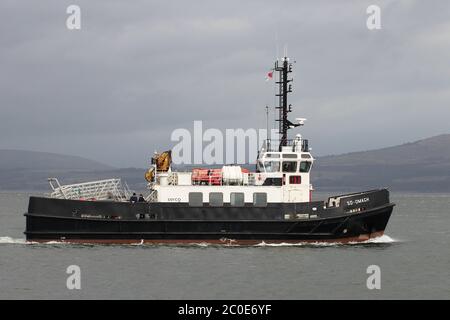 SD Omagh, ein von Serco Marine Services betriebenes Crewversorgungsschiff der Oban-Klasse mit Sitz in Clyde, das den East India Harbour, Greenock, passiert. Stockfoto