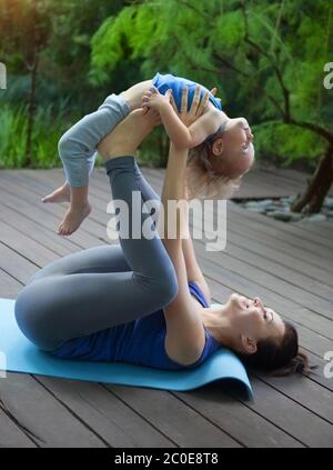 Mutter und Tochter machen Yoga im Freien Stockfoto