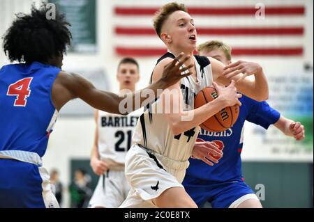 Während der Fahrt auf dem Korb ein Spieler versucht, die Verteidigung von zwei verteidigenden Gegner zu teilen. USA. Stockfoto