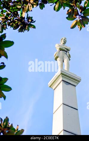 Ein konföderates Denkmal steht in Lee Square, 10. Juni 2020, in Pensacola, Florida. Die Stadt diskutiert über das Entfernen nach Black Lives Matter Protesten. Stockfoto