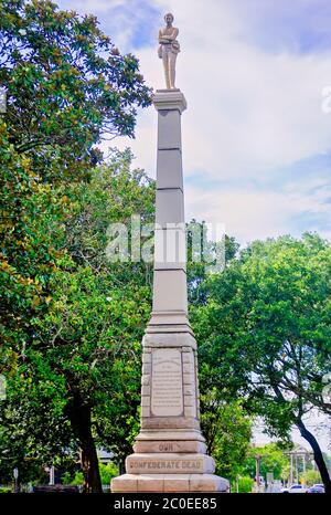 Ein konföderates Denkmal steht in Lee Square, 10. Juni 2020, in Pensacola, Florida. Die Stadt diskutiert über das Entfernen nach Black Lives Matter Protesten. Stockfoto