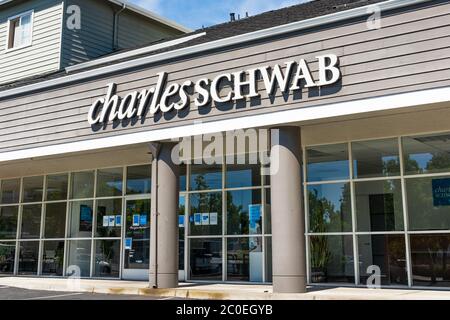 10. Juni 2020 Sunnyvale / CA / USA - Charles Schwab Niederlassung in South San Francisco Bay Area; die Charles Schwab Corporation ist eine Bank und Aktienbrokera Stockfoto