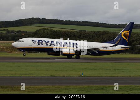 Ei-DHY, eine Boeing 737-8AS der Billigfluggesellschaft Ryanair, am Prestwick International Airport in Ayrshire. Stockfoto