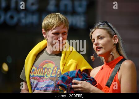 Ein Paar, das in der Northern Avenue, Jerewan, Armenien, spazieren geht Stockfoto