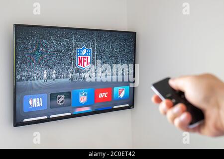 Calgary, ab, Kanada. Juni 11, 2020. Eine Person, die eine Apple tv-Fernbedienung mit der NFL-Anwendung verwendet. Konzept American Football ansehen. Stockfoto
