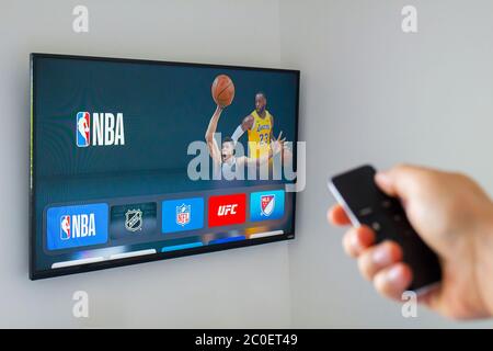 Calgary, ab, Kanada. Juni 11, 2020. Eine Person, die eine Apple tv-Fernbedienung mit der NBA-Anwendung verwendet. Konzept, amerikanischen Basketball zu beobachten. Stockfoto